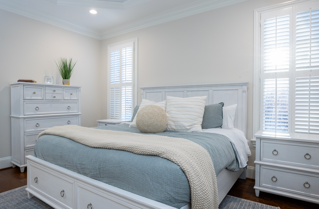 Point Breeze Storage Bed