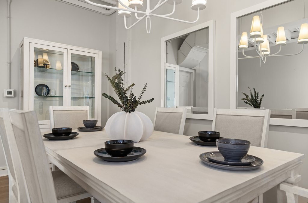 Point Breeze Leg Dining Table w/ Self Storing Leaf